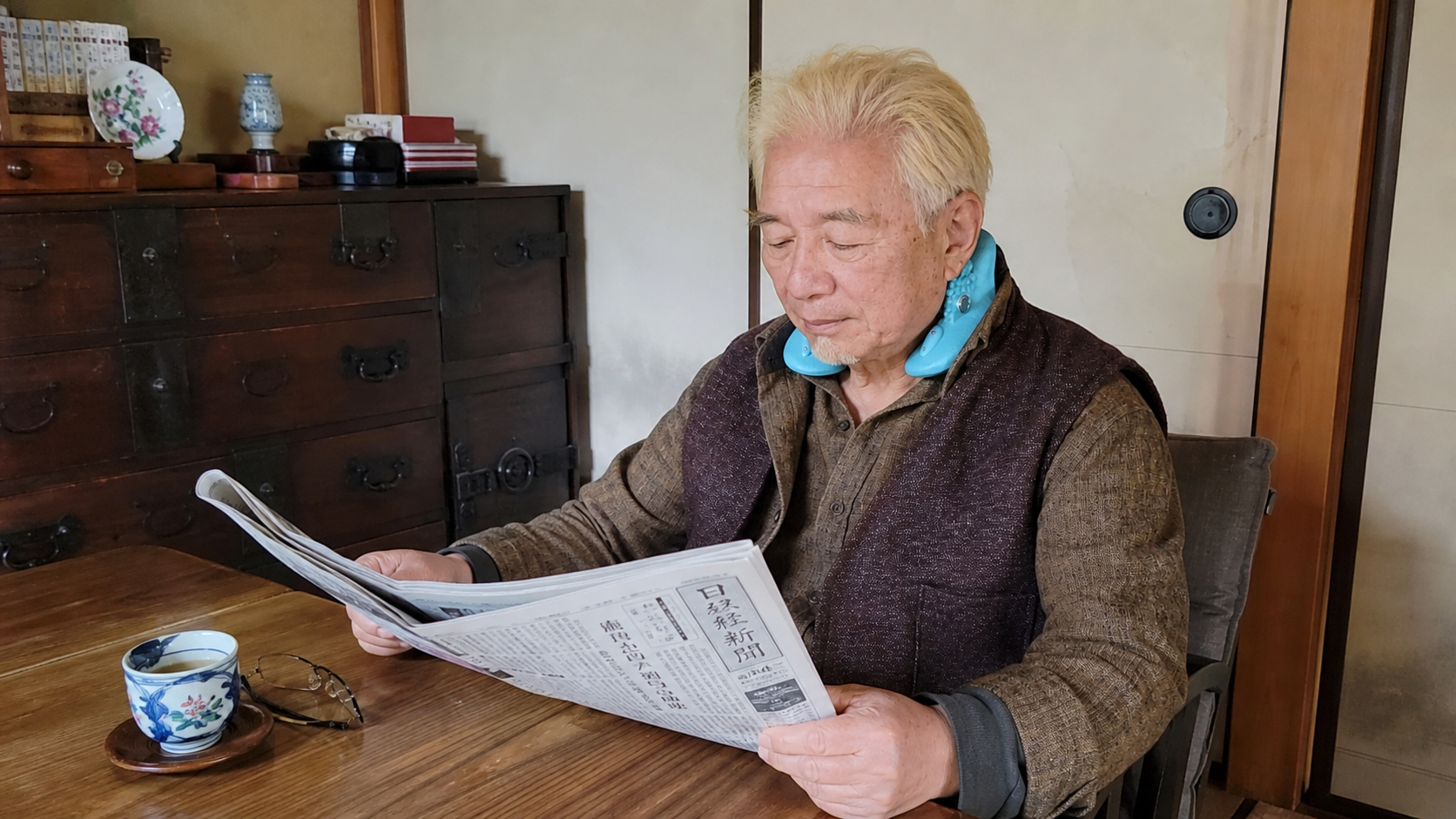 新聞を読みながらCerviZenを使用する様子