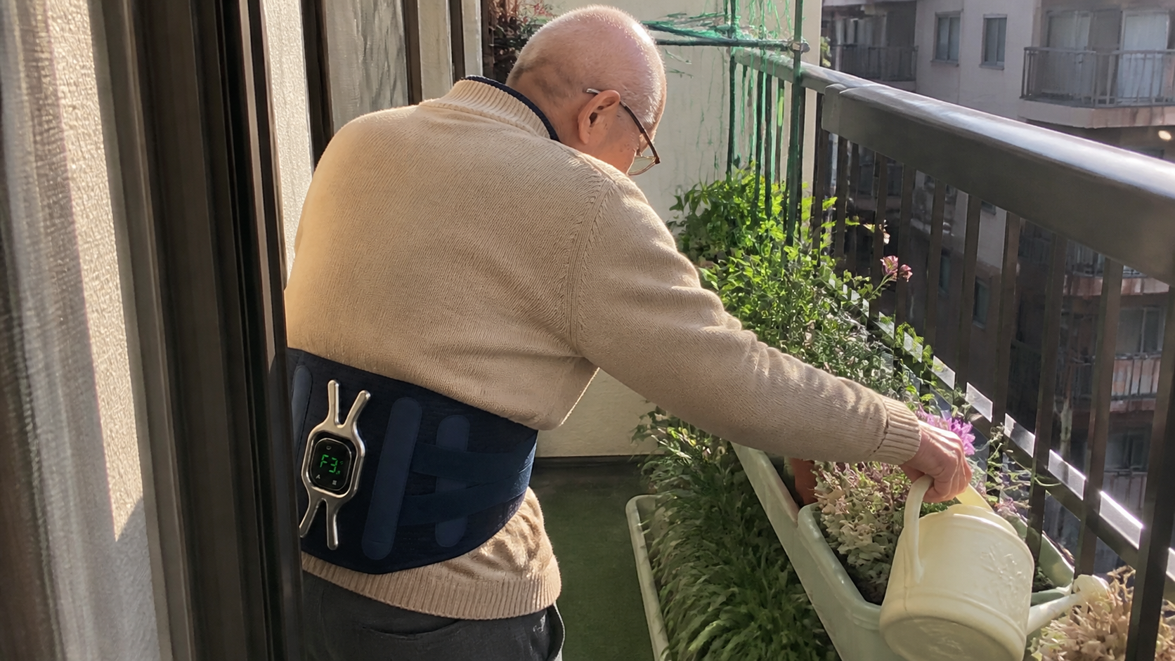 ベランダの植物を手入れしながらコシノワ プロを使用する様子